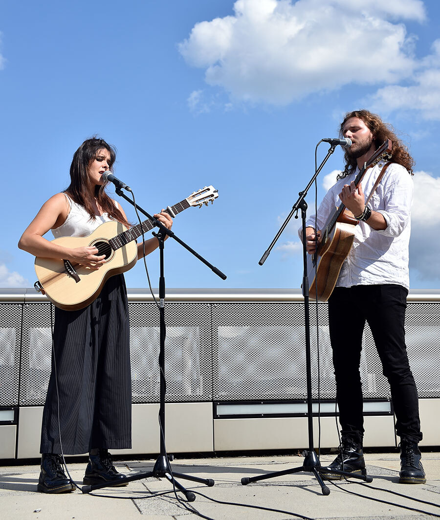 Duo Gesang und Gitarre an Trauerfeier